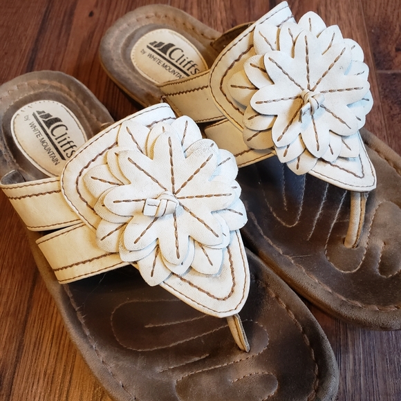Free with bundle.gorgeous Offwhite Flower flipflops - Picture 6 of 11